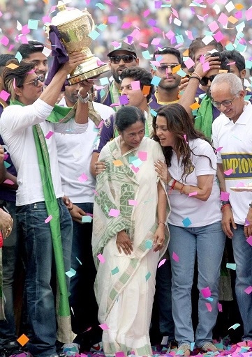 KKR entre IPL finale: SRK célèbre  avec Mamata Di Pix_2210