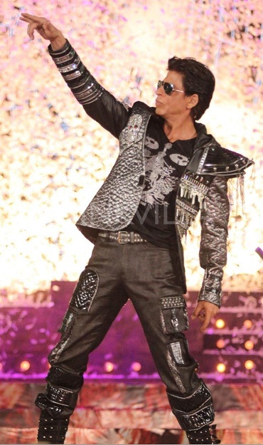 SRK danse à la cérémonie Stardust 2014  Srk-st11