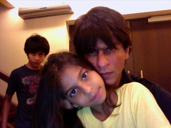 SRK réussit à enseigner à sa fille Suhana la Première guerre Srk-su10