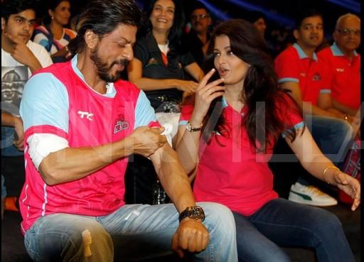 Aamir et SRK se saluent au match de la Pro- League Kabaddi  Srk_2_10