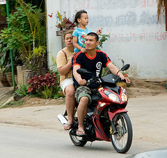 Στο αυτόφωρο οι γονείς που εκθέτουν σε κίνδυνο τα παιδιά τους! Thai-m10