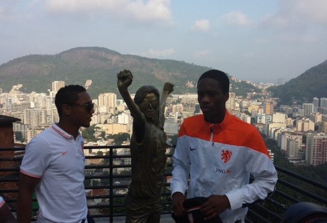 Jogadores da Holanda Visitam Estátua de Michael Jackson no Morro Dona Marta 20140710