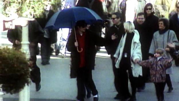 [DL]Michael Jackson and Bubbles The Untold Story HD AVI Bubble30