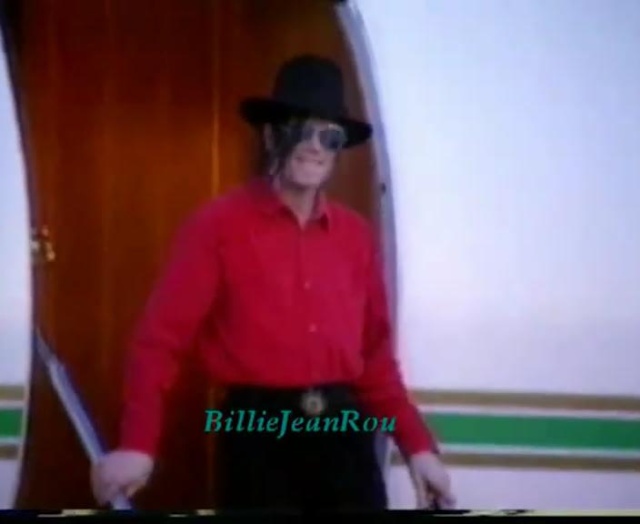 [DL] Michael Jackson In Romenia 1992 (Mini Documentário)  Romeni11