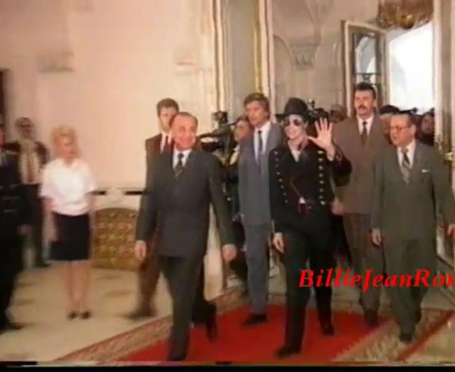 [DL] Michael Jackson In Romenia 1992 (Mini Documentário)  Romeni21
