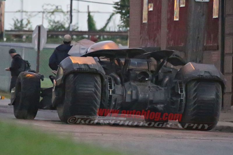 FIRST LOOK AT BEN AFFLECK AS BATMAN - Page 2 Tyy7qo10