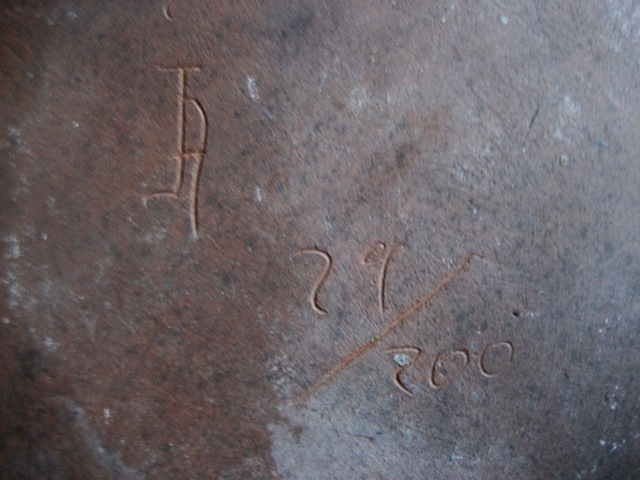 assiette orange motifs géométriques  en relief - signature monogramme a identifier  Musee_57