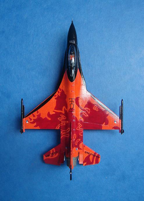 RNLAF F-16 "solo display team 2012-2013"  [Revell - 1/144] Dsc00143