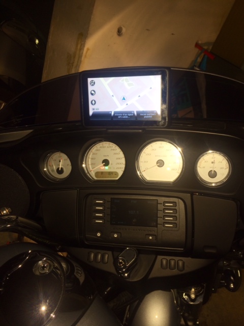 fixation chargeur tomtom rider sur street glide - Page 3 Photo14