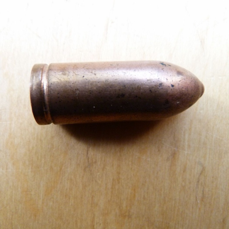 Une "cartouche" inconnue et une 9 mm Parabellum. Cartou10