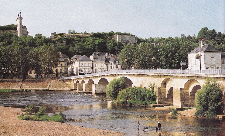 un joli pont dans une ville . Img_0050
