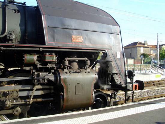 141R1126 sur la ligne de l'Ariège Hpim0112