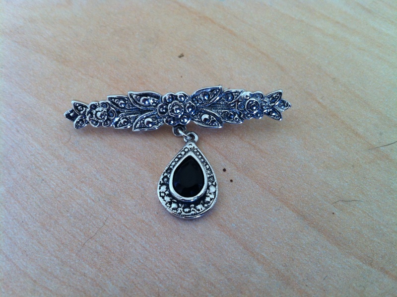 BLACK STONE BROOCH Item2110