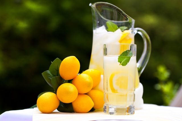  10 فوائد مذهلة لـماء أو عصير الليمون .. 72029110