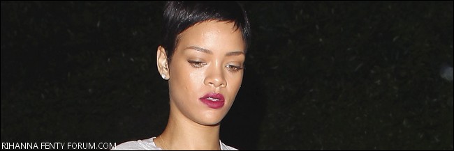 Rihanna arrive à un studio d’enregistrement à Los Angeles 18/10/12 1_610
