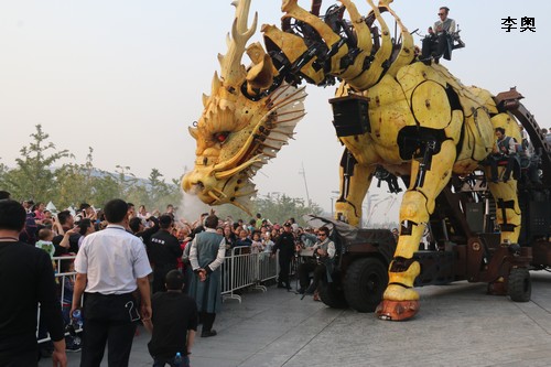 Long Ma, le Cheval-dragon fait sensation à Pékin 法国龙马来北京 Cg1010