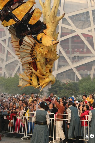 Long Ma, le Cheval-dragon fait sensation à Pékin 法国龙马来北京 Cg910