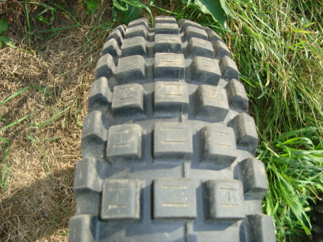 3 pneus à vendre 00813