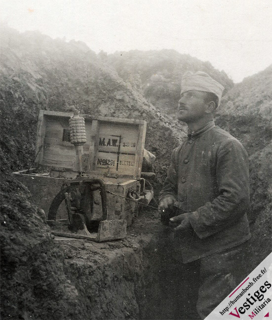 Stahlhelm Square dip et Brodie dans un film d'époque  Mars 16 Iwm Coiffu10