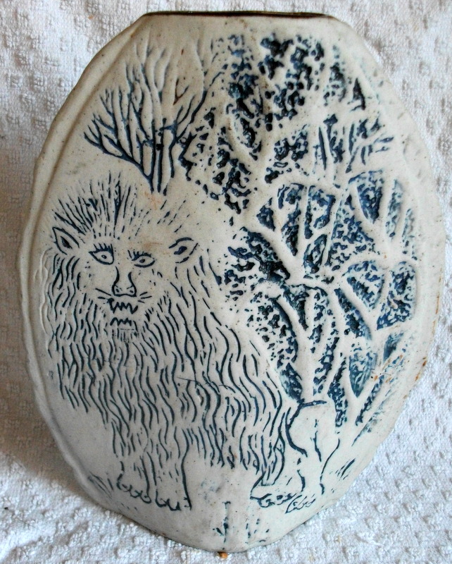 Sgraffito Lion Vase - Malaysian Handicrafts Dscf4112