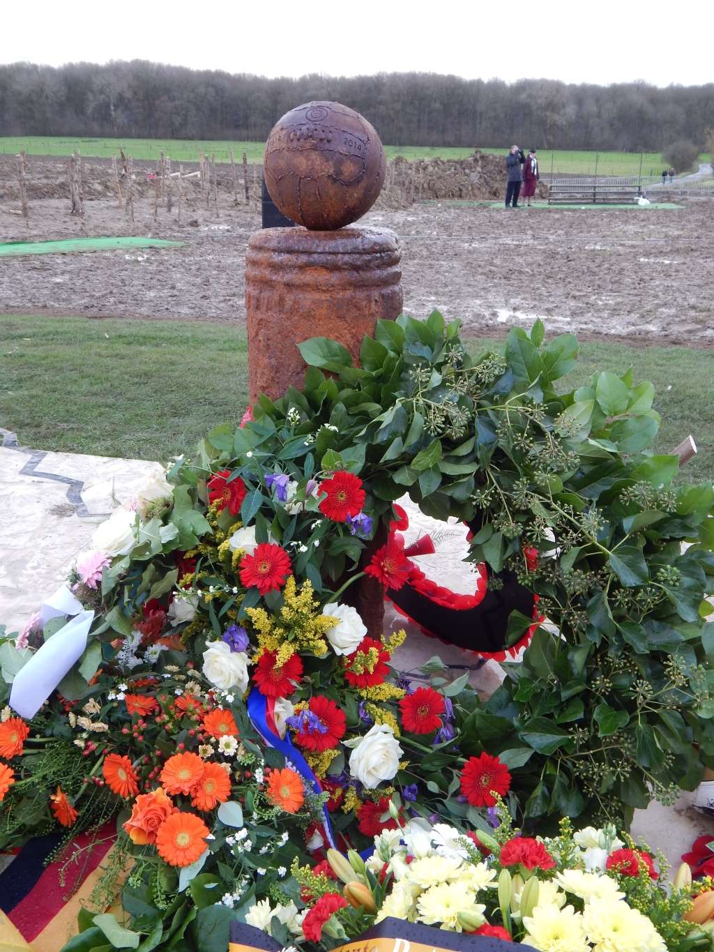 Inauguration par Michel Platini d'un monument en souvenir du match de la paix de Noël 1914 à Ploegsteert - Belgique Dscn9510