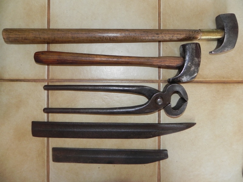 Sacoches et outils des maréchaux ferrants de l'armée (Cavalerie et artillerie)  Dscn0914