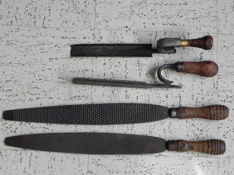 Sacoches et outils des maréchaux ferrants de l'armée (Cavalerie et artillerie)  Dscn0915