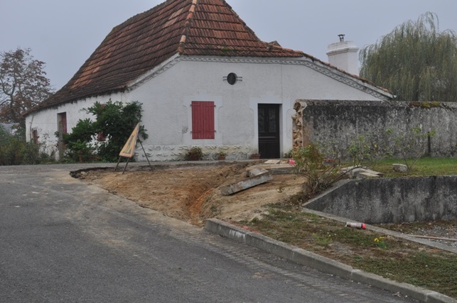 Travaux Lit du Luy de France en amont du moulin, porte d'entré du logement communal, ouverture de l'accès parking route de Montagut _dsc0252