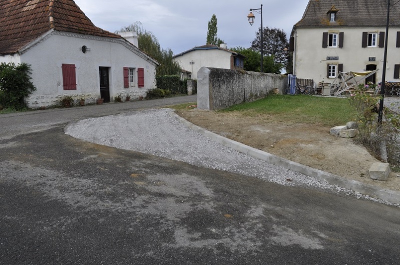 Travaux Lit du Luy de France en amont du moulin, porte d'entré du logement communal, ouverture de l'accès parking route de Montagut _dsc0254