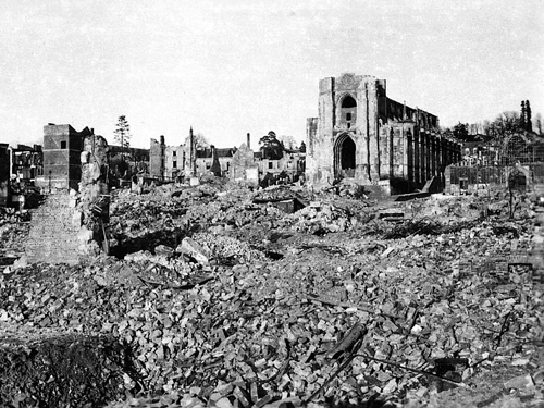 DOSSIER PHOTOS : Les églises, cathédrales et basiliques de France bombardées par les anglo-américains Lisieu10