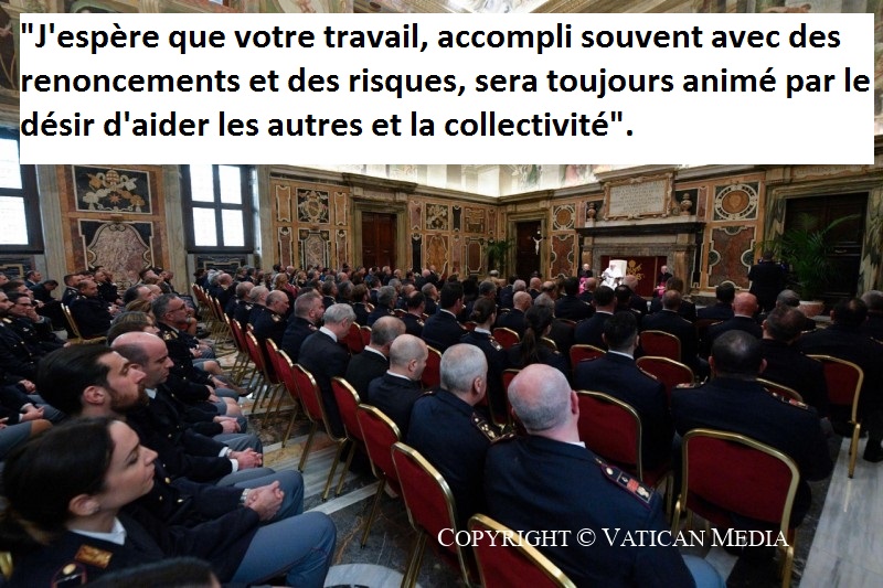 Les policiers italiens assurant la sécurité du Vatican, artisans de paix 2023_024