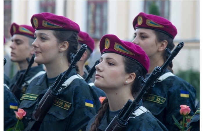 Ngắm những 'bóng hồng' mới nhập ngũ ở Ukraine Binh_s10