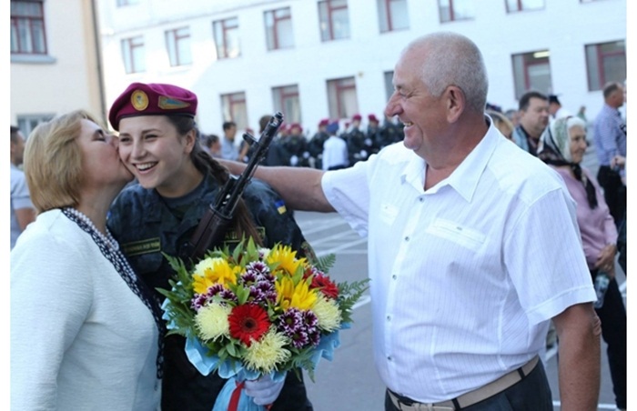Ngắm những 'bóng hồng' mới nhập ngũ ở Ukraine Binh_s11