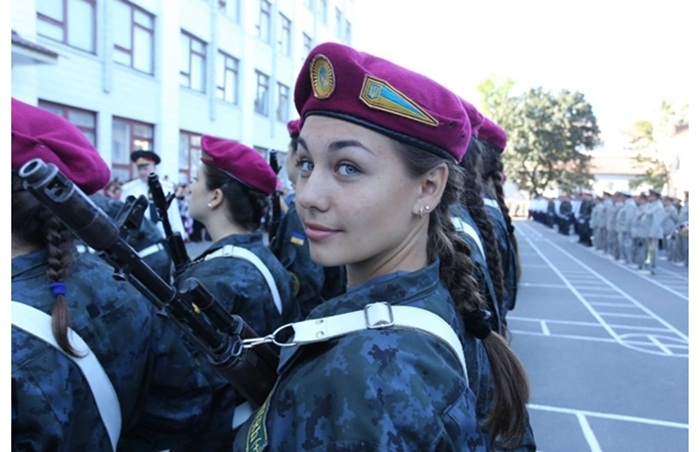 Ngắm những 'bóng hồng' mới nhập ngũ ở Ukraine Binh_s12