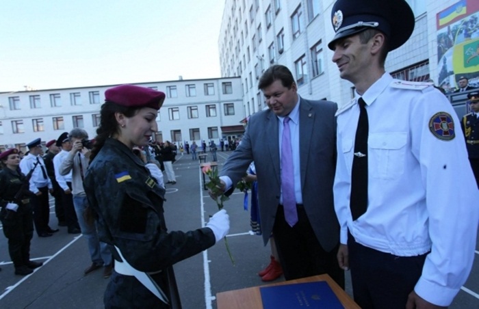 Ngắm những 'bóng hồng' mới nhập ngũ ở Ukraine Binh_s13