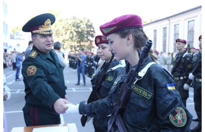 Ngắm những 'bóng hồng' mới nhập ngũ ở Ukraine Binh_s15