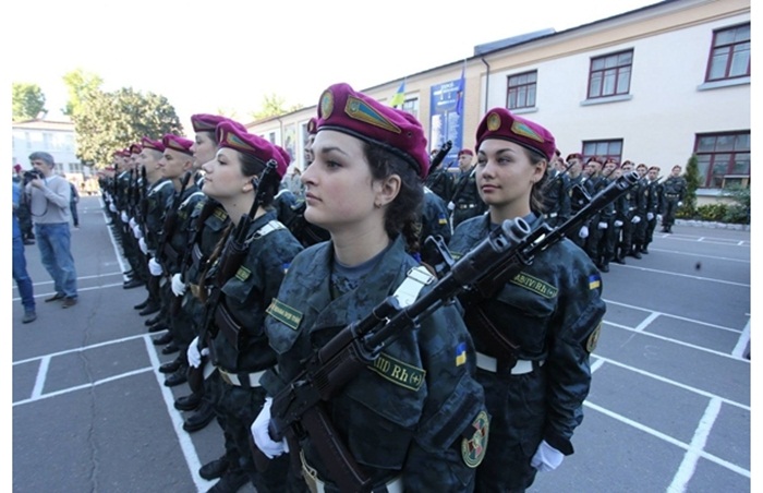 Ngắm những 'bóng hồng' mới nhập ngũ ở Ukraine Binh_s16