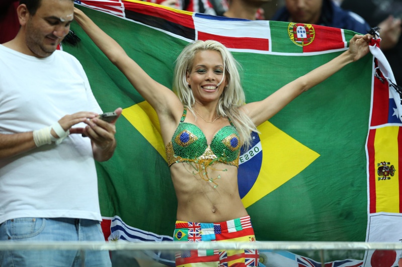 coupe du monde 2014 : supportrice la plus ..... - Page 3 Une-su11