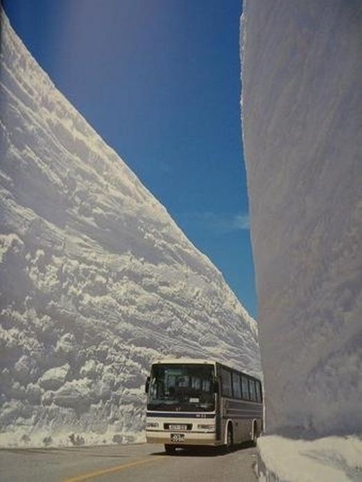 طريق كانيون الثلجي باليبابان Snow canyon roads in Japan 7210