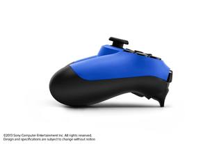 Un pad PlayStation 4 bleu en approche... Bluepa10