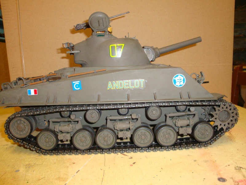 M4 Sherman 105mm howitzer 1/16 : a monter , une occasion que jai trouver a un prix trés..trés..intérressant  : a suivre le montage!!!! Dsc05412