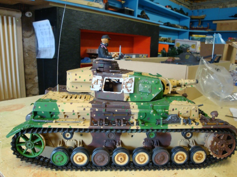  voici mon  PZ-Kpfw.IV-AUSF_F  : camouflage Ardenne  RC au 1/16  tourne trés bien Dsc05520