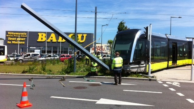 Tramway de Brest - Page 2 Accide10