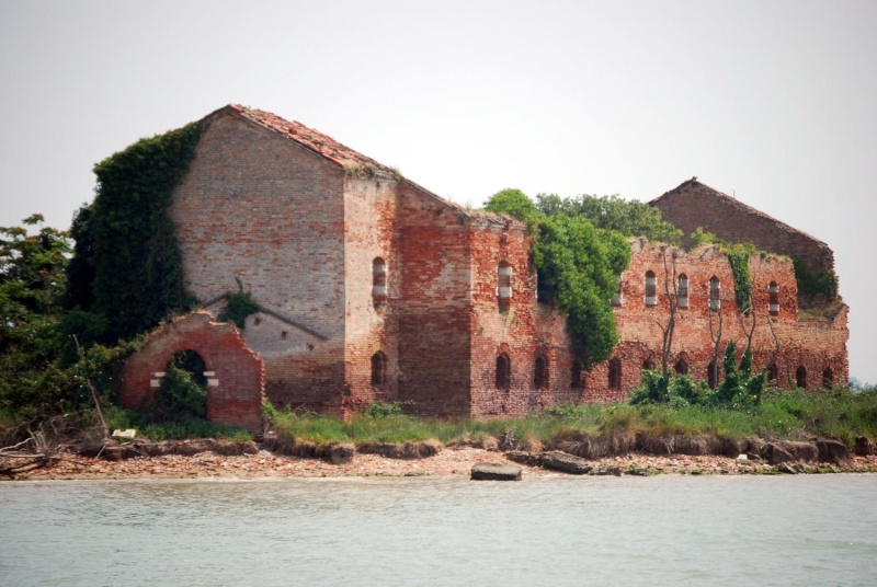 Lieux abandonnés dans le monde - Page 5 Madonn13
