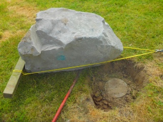 Mise en place du troisième grand menhir : le plus lourd. A93_pr10