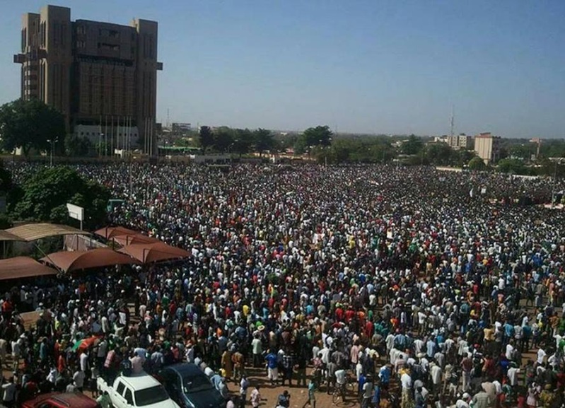 Mobilisation massive au Burkina contre la révision de la constitution. 10410510