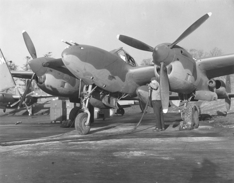 P-38F Lightning RED BULL - Academy -1/48 P38-re10