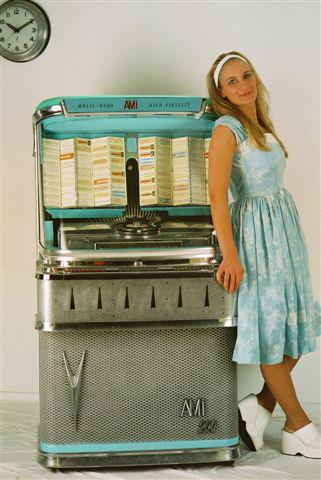 Girls with  Juke box, Radio or Pick up - filles avec tourne disques, radio ou jukebox - Page 2 0473