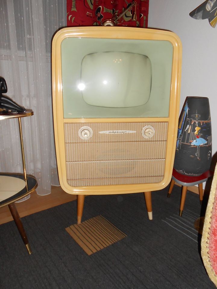 Téloches.... Vintage televisions - 1940s 1950s and 1960s tv - Page 3 16186310