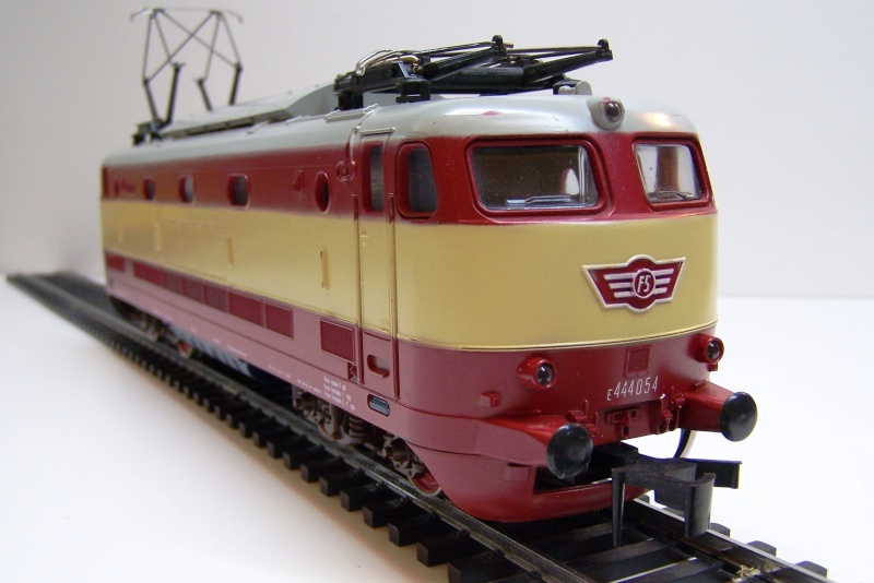 La locomotive électrique E444 rouge et crème style TEE Lima_e13
